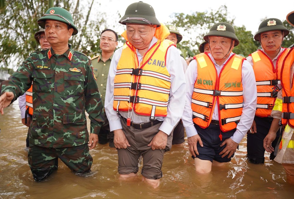 Tổng Bí thư Tô Lâm thăm hỏi, động viên người dân bị ảnh hưởng mưa lũ ở Huế - ảnh 1