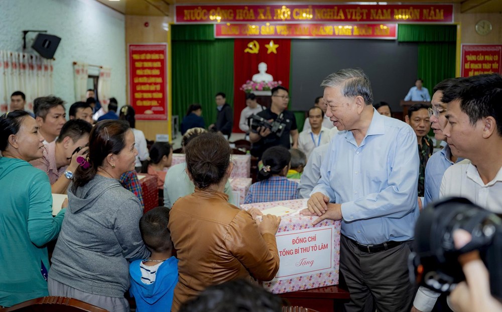 Tổng Bí thư Tô Lâm thăm hỏi, động viên người dân bị ảnh hưởng mưa lũ ở Huế - ảnh 3