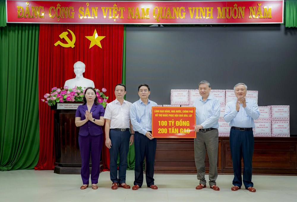 Tổng Bí thư Tô Lâm thăm hỏi, động viên người dân bị ảnh hưởng mưa lũ ở Huế - ảnh 4