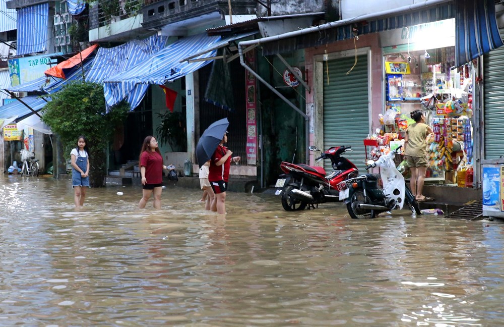 Nước sông Hương dâng nhanh gần báo động 3, đường phố ở Huế lại chìm trong nước - ảnh 1