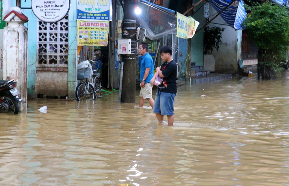 Nước sông Hương dâng nhanh gần báo động 3, đường phố ở Huế lại chìm trong nước - ảnh 9