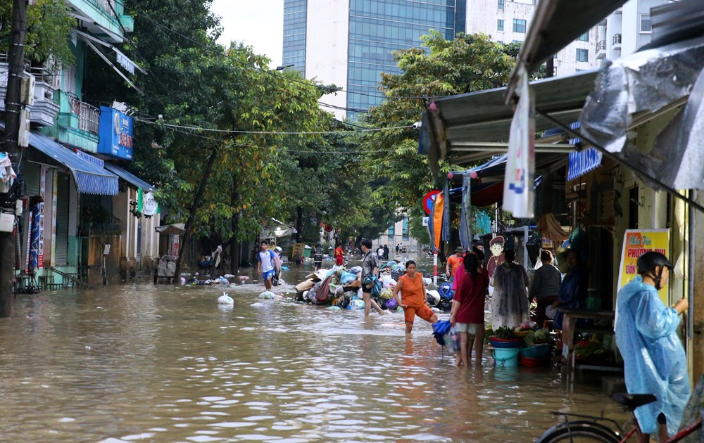 Nước sông Hương dâng nhanh gần báo động 3, đường phố ở Huế lại chìm trong nước - ảnh 6