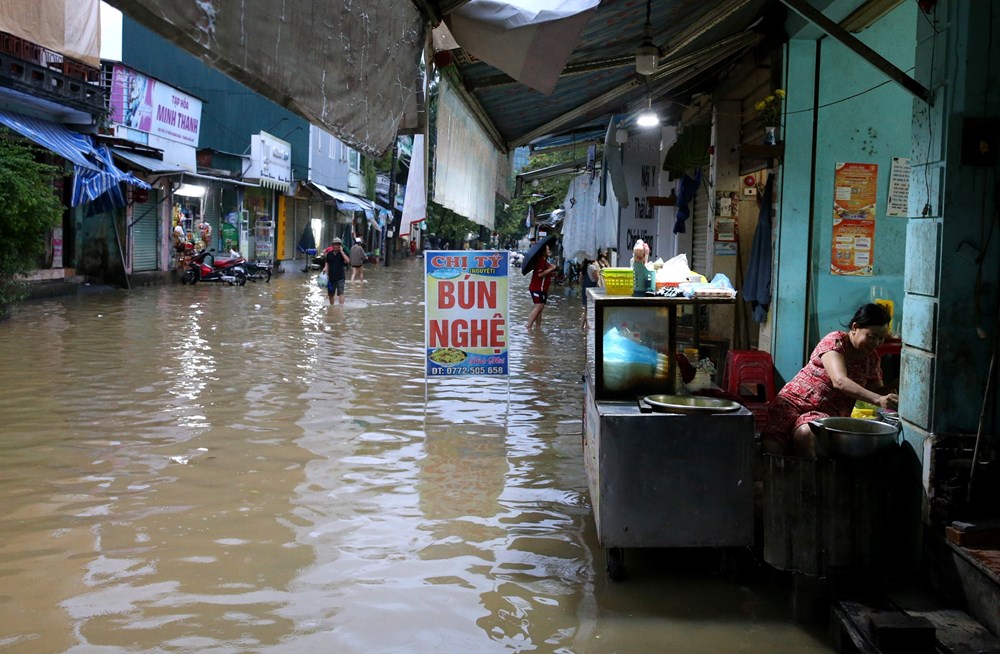 Nước sông Hương dâng nhanh gần báo động 3, đường phố ở Huế lại chìm trong nước - ảnh 2