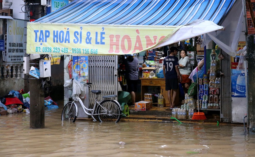 Nước sông Hương dâng nhanh gần báo động 3, đường phố ở Huế lại chìm trong nước - ảnh 4