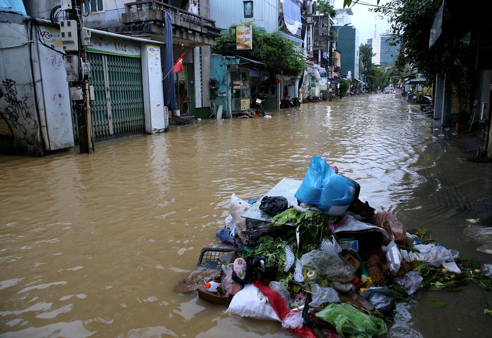 Nước sông Hương dâng nhanh gần báo động 3, đường phố ở Huế lại chìm trong nước - ảnh 7