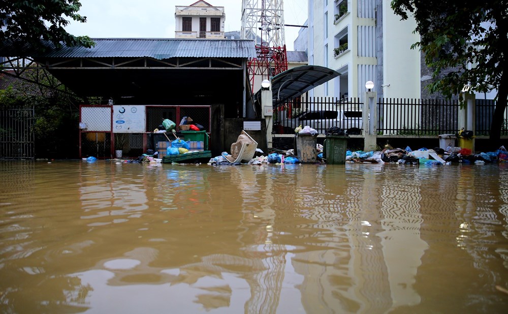 Nước sông Hương dâng nhanh gần báo động 3, đường phố ở Huế lại chìm trong nước - ảnh 5