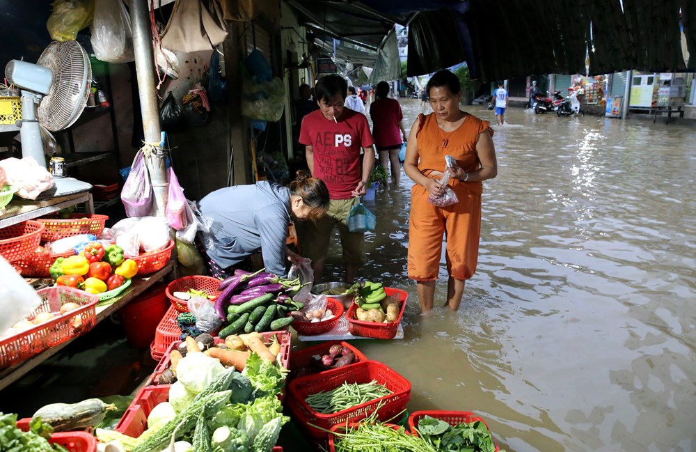 Nước sông Hương dâng nhanh gần báo động 3, đường phố ở Huế lại chìm trong nước - ảnh 3