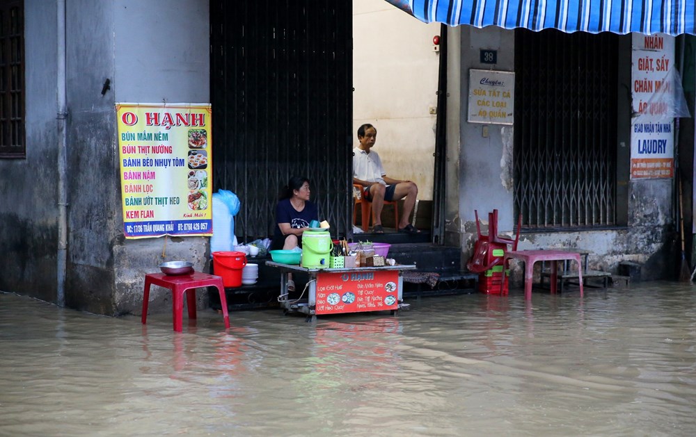 Nước sông Hương dâng nhanh gần báo động 3, đường phố ở Huế lại chìm trong nước - ảnh 8