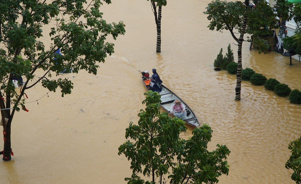 Sông Hương và sông Bồ vượt báo động 3, dừng đón khách tham quan di tích Huế - ảnh 1