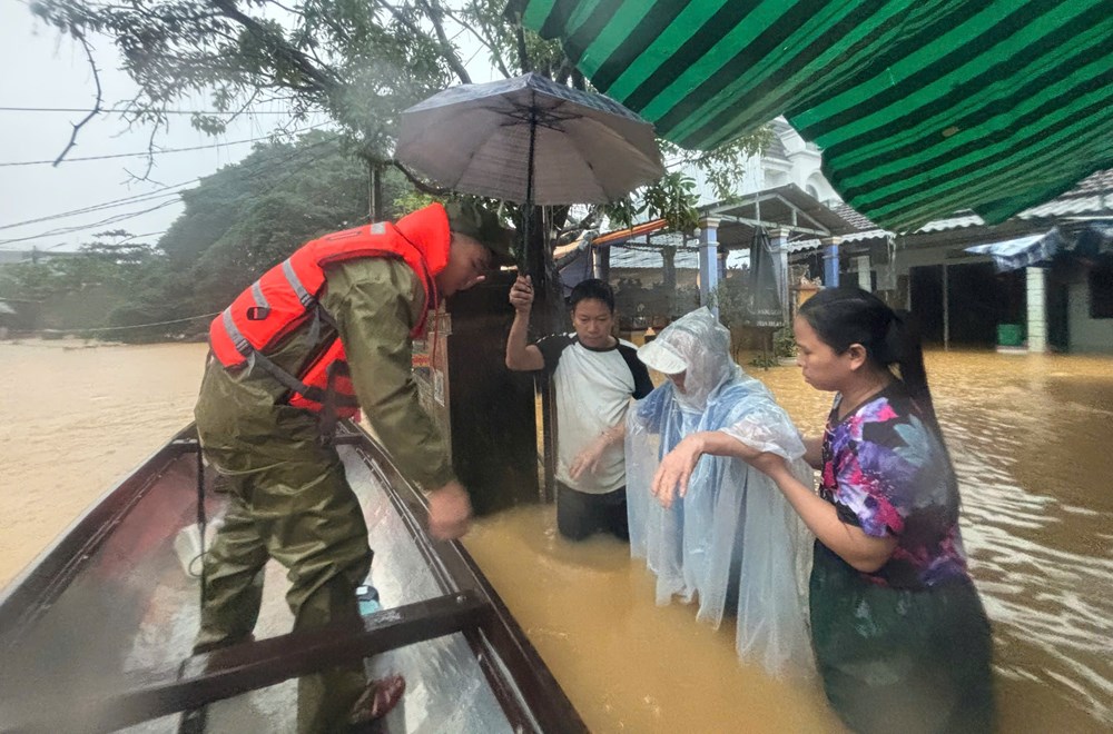 Sông Hương và sông Bồ vượt báo động 3, dừng đón khách tham quan di tích Huế - ảnh 2