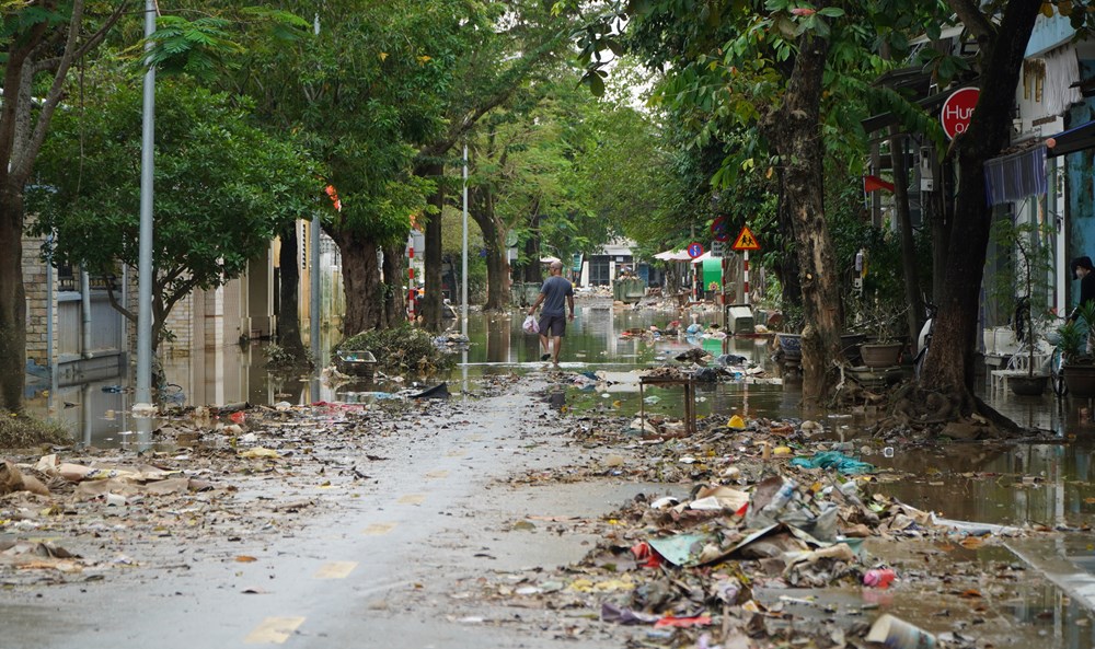 Huế khẩn trương khắc phục mưa lũ, di tích mở cửa đón khách trở lại - ảnh 4