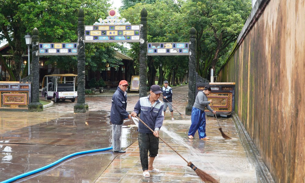 Huế khẩn trương khắc phục mưa lũ, di tích mở cửa đón khách trở lại - ảnh 3