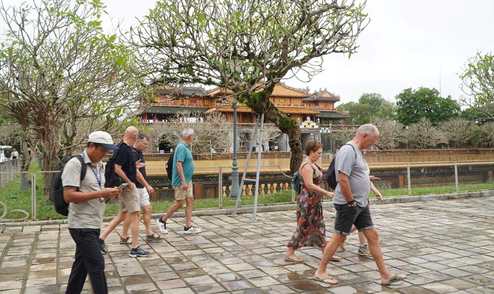 Huế khẩn trương khắc phục mưa lũ, di tích mở cửa đón khách trở lại - ảnh 2