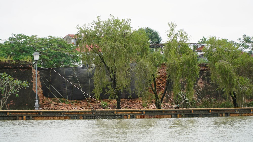 Mưa lớn gây sập tường Hoàng thành Huế - ảnh 1