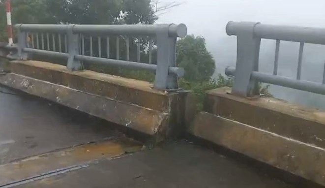 Sạt trượt đất, nghiêng cầu cạn trên đường Hồ Chí Minh qua TP. Huế - ảnh 2