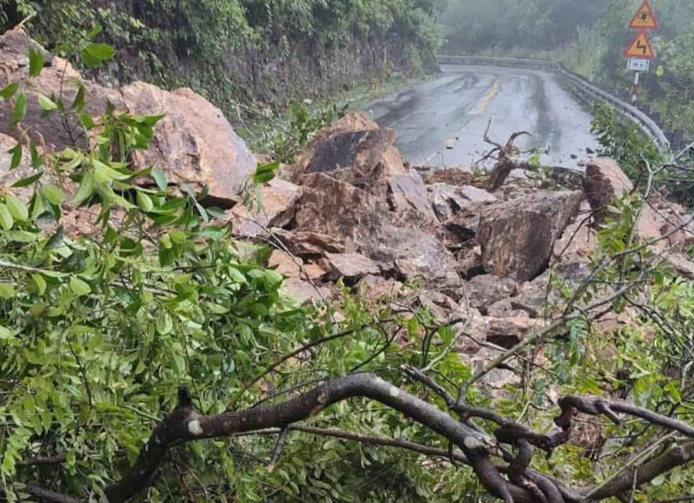 Sạt trượt đất, nghiêng cầu cạn trên đường Hồ Chí Minh qua TP. Huế - ảnh 1