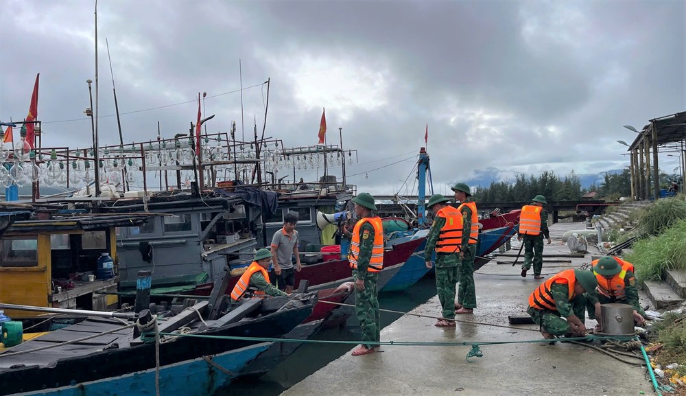 Huế ứng phó bão số 13, cảnh báo mưa lớn gây đợt lũ thứ 4 - ảnh 1