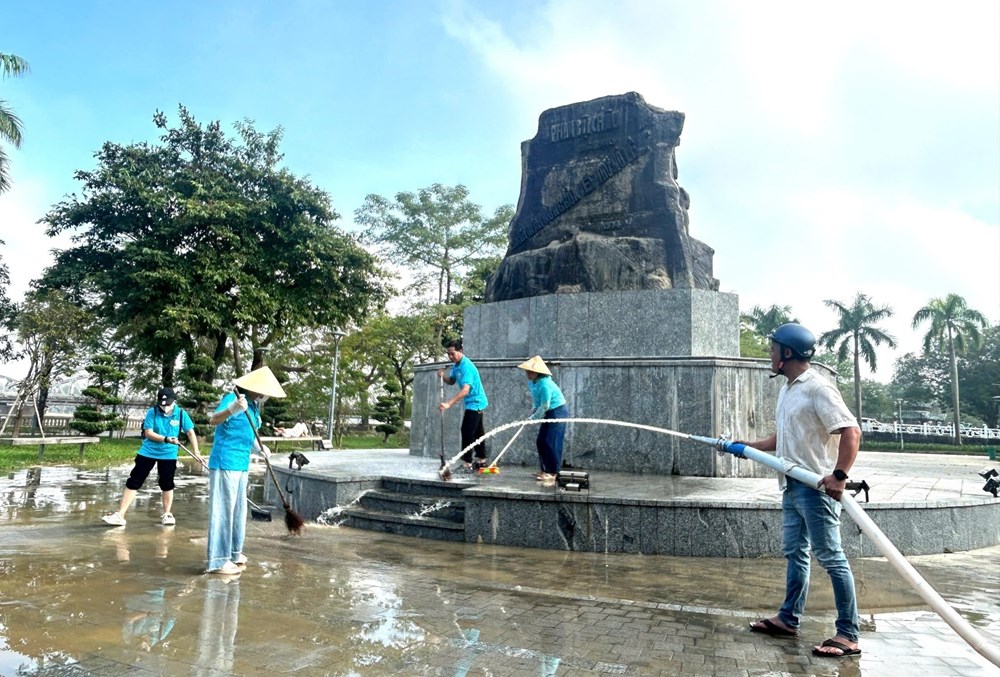 Huế: Ra quân khắc phục hậu quả mưa lũ, trả lại không gian xanh ở các điểm di tích - ảnh 3