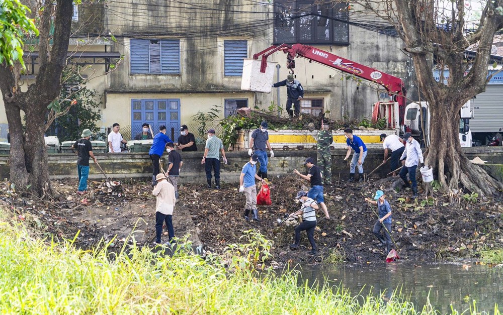 Huế: Ra quân khắc phục hậu quả mưa lũ, trả lại không gian xanh ở các điểm di tích - ảnh 1