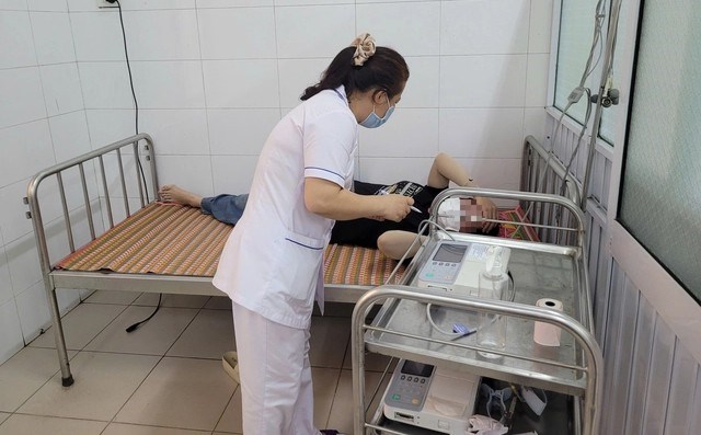 Huế: 14 công nhân nhập viện sau khi ăn trưa, nghi do ngộ độc thực phẩm  - ảnh 1