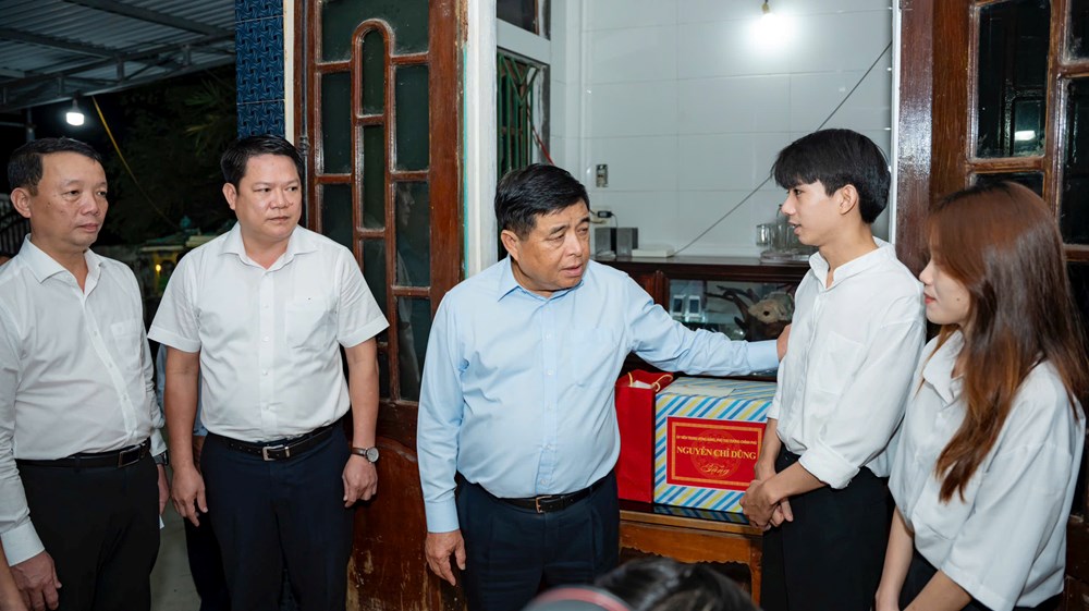 Phó Thủ tướng Nguyễn Chí Dũng thăm người dân bị thiệt hại do mưa lũ tại Huế - ảnh 1