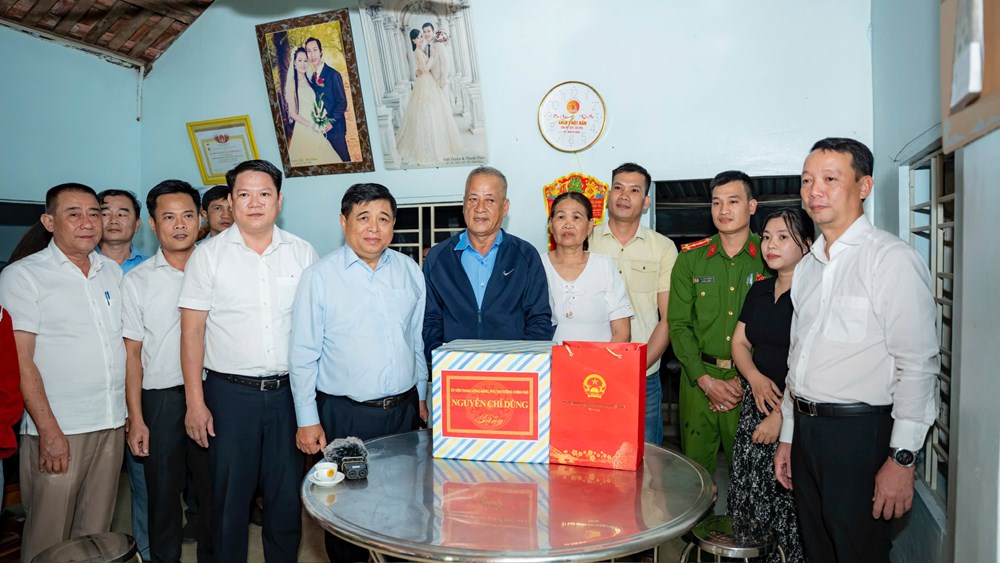 Phó Thủ tướng Nguyễn Chí Dũng thăm người dân bị thiệt hại do mưa lũ tại Huế - ảnh 2