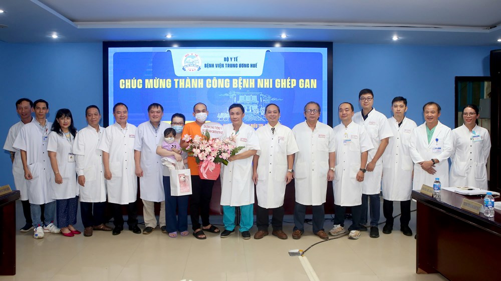 Ghép gan thành công cứu sống cháu bé 2 tuổi bị teo đường mật bẩm sinh - ảnh 1