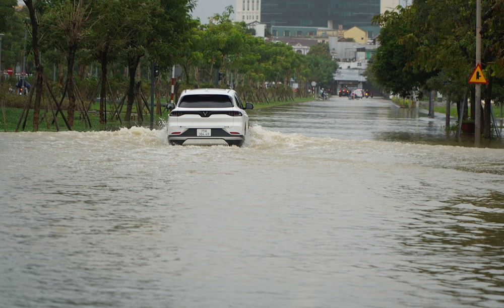 Huế: Sông Bồ vượt báo động 3, nhiều địa phương cho học sinh nghỉ học - ảnh 1