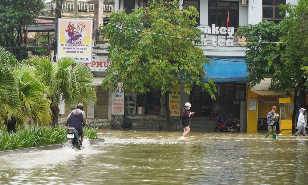 Huế: Sông Bồ vượt báo động 3, nhiều địa phương cho học sinh nghỉ học - ảnh 3