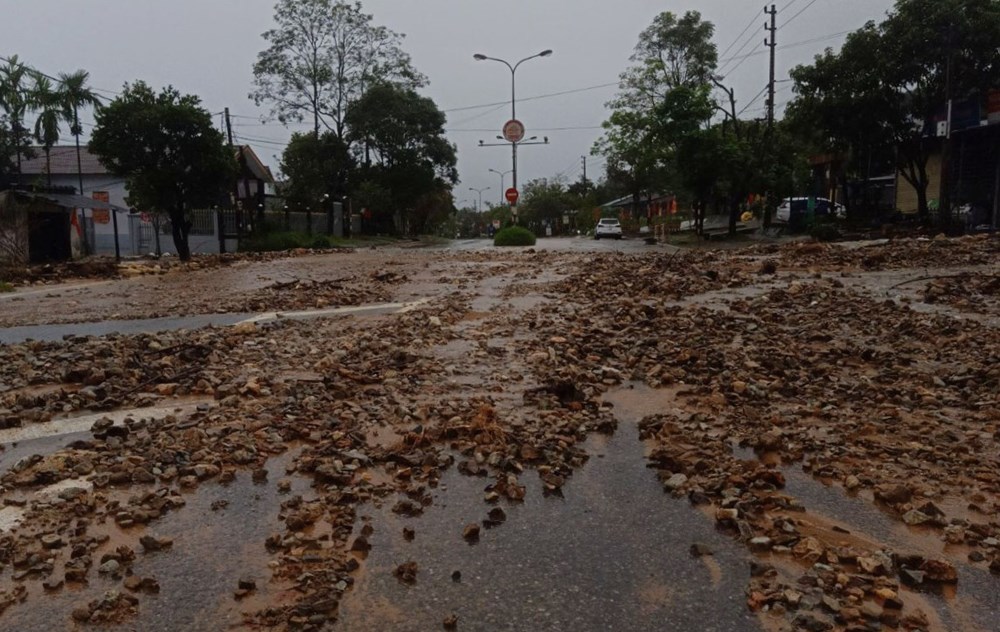 Quốc lộ 49 đi A Lưới bị ách tắc giao thông do sạt lở - ảnh 2