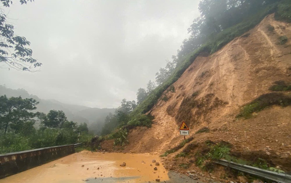 Quốc lộ 49 đi A Lưới bị ách tắc giao thông do sạt lở - ảnh 1