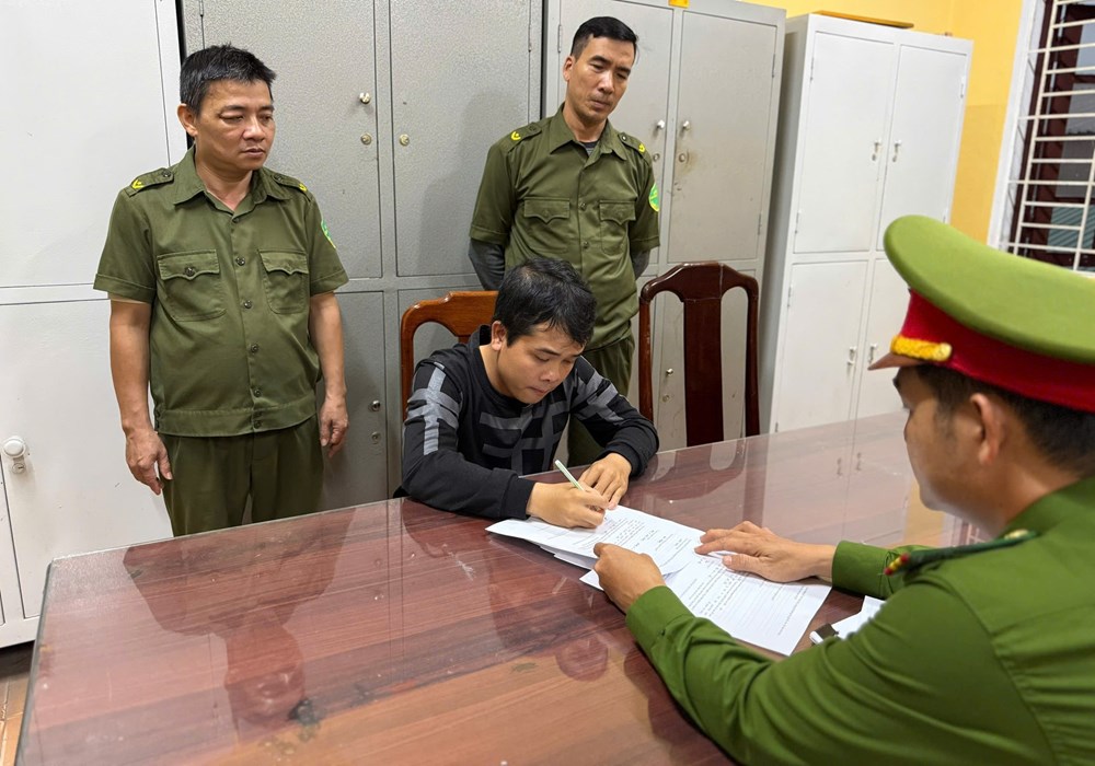 Chở con đi học rồi cuỗm dây chuyền vàng của học sinh lớp 1 - ảnh 1