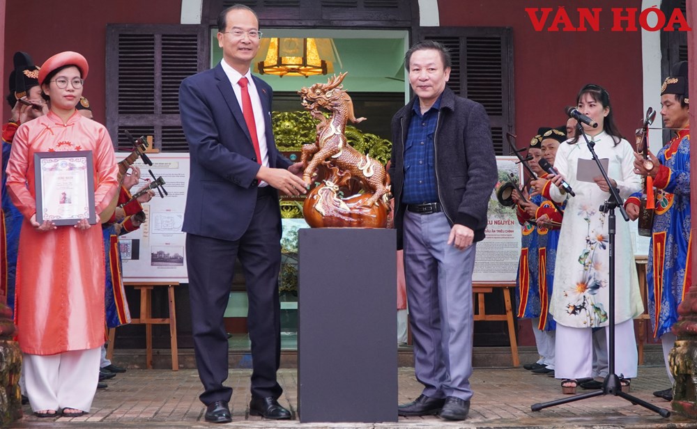 Những hiện vật quý được hiến tặng cho di sản Huế - ảnh 9