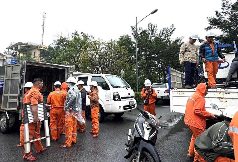 Điện lực Huế cử Đội xung kích hỗ trợ Đắk Lắk khắc phục lưới điện  - ảnh 2
