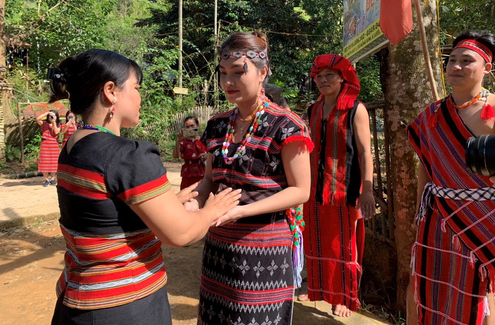 Giữ gìn nét văn hóa đặc sắc trong lễ cưới của đồng bào Pa Cô - ảnh 3