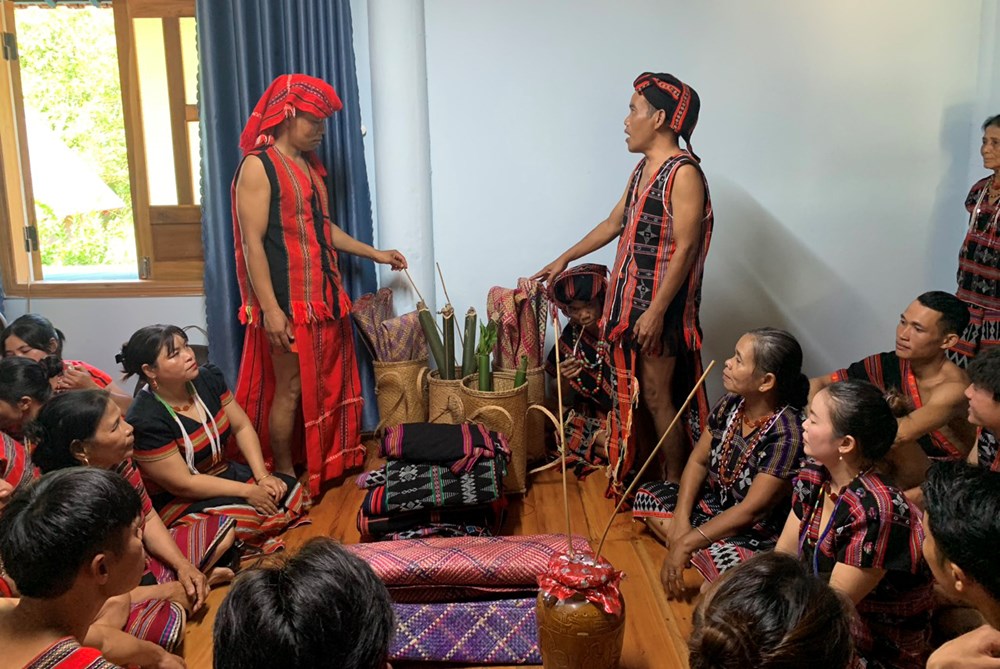 Giữ gìn nét văn hóa đặc sắc trong lễ cưới của đồng bào Pa Cô - ảnh 4