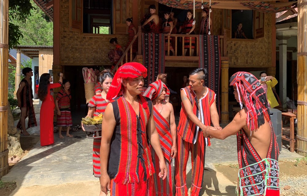 Giữ gìn nét văn hóa đặc sắc trong lễ cưới của đồng bào Pa Cô - ảnh 2