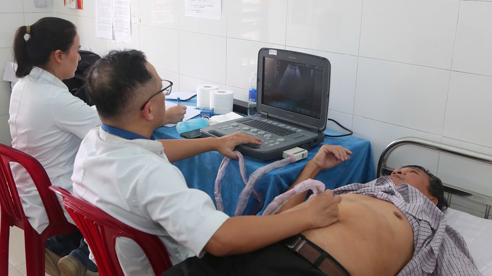 Khám bệnh và cấp thuốc miễn phí cho 1.000 người dân sau mưa lũ - ảnh 3