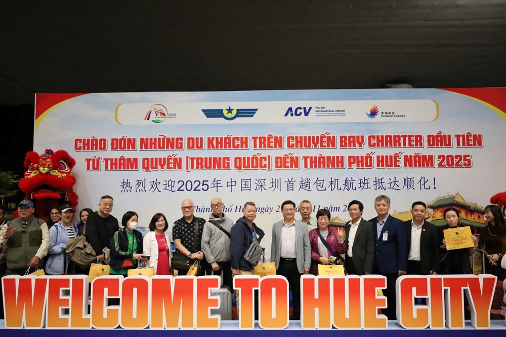 Đón chuyến bay đầu tiên từ Thâm Quyến đến Huế - ảnh 2