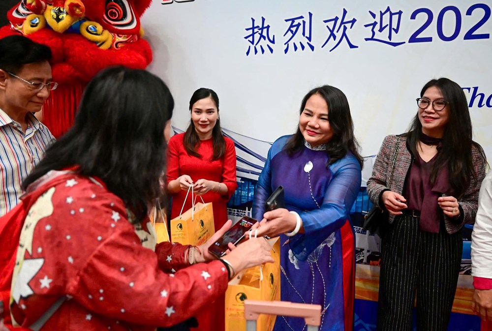 Đón chuyến bay đầu tiên từ Thâm Quyến đến Huế - ảnh 3