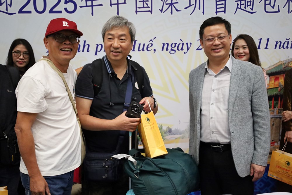 Đón chuyến bay đầu tiên từ Thâm Quyến đến Huế - ảnh 1