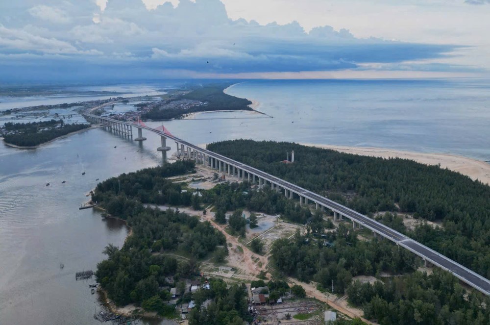 Cầu vượt cửa biển Thuận An hoàn thành nhưng khả năng chưa thể thông xe - ảnh 1