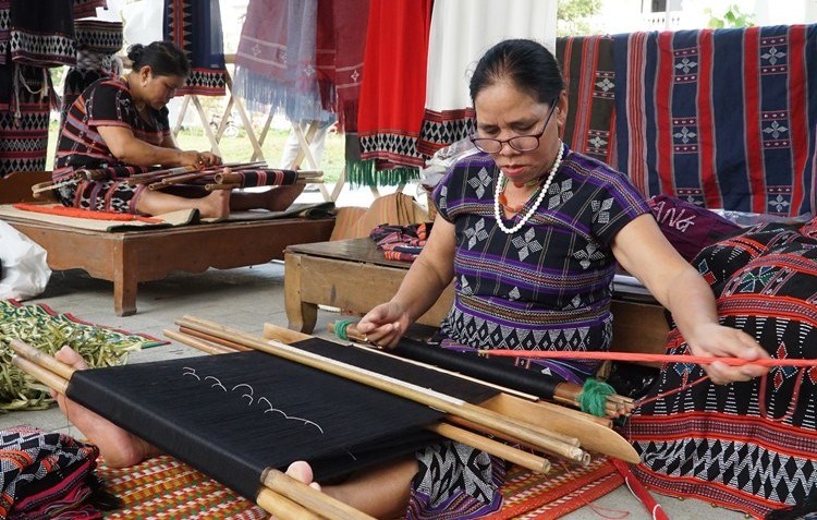  Người phụ nữ trao truyền nghề dệt Dèng, nâng cao thu nhập cho đồng bào Tà Ôi - ảnh 2