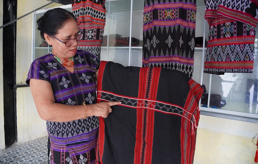  Người phụ nữ trao truyền nghề dệt Dèng, nâng cao thu nhập cho đồng bào Tà Ôi - ảnh 1