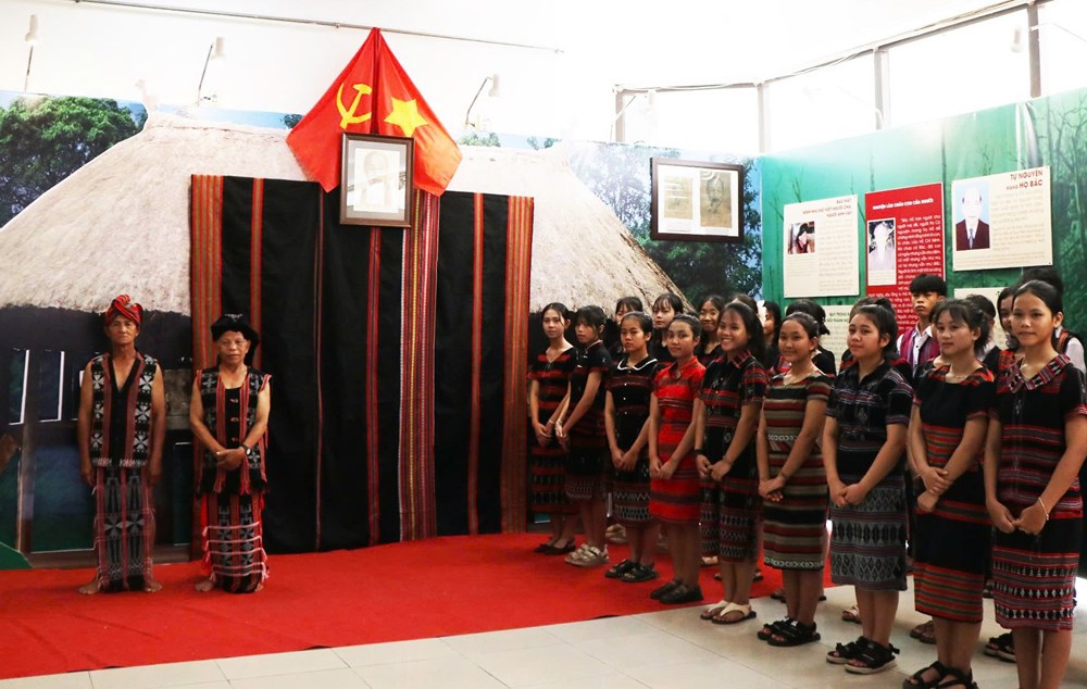 Già làng người Cơ Tu tâm huyết bảo tồn văn hóa và xóa nghèo - ảnh 1