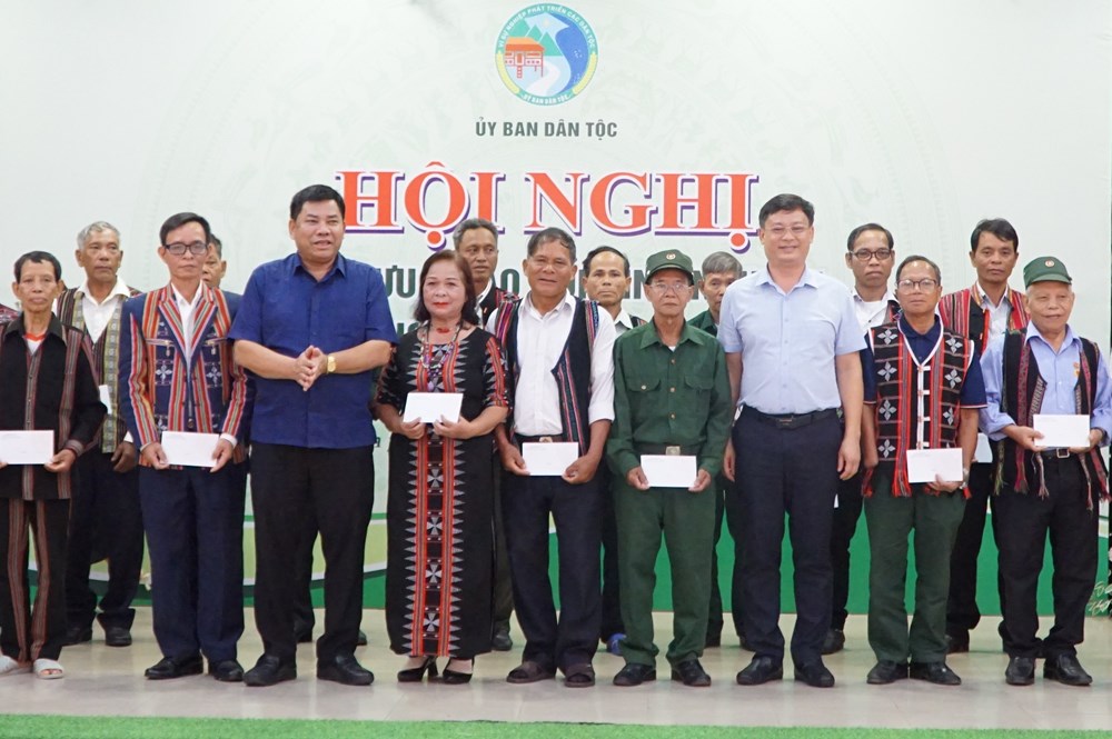 Già làng người Cơ Tu tâm huyết bảo tồn văn hóa và xóa nghèo - ảnh 3