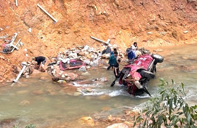 Va chạm giao thông trên cao tốc, xe bán tải bị hất văng xuống suối - ảnh 1