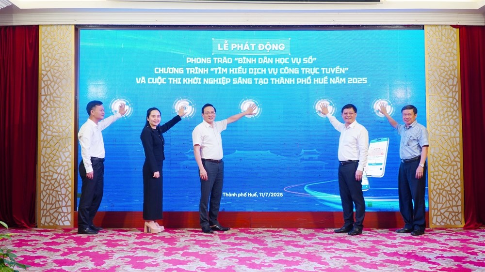 TP. Huế: “Bình dân học vụ số” là cầu nối giảm nghèo thông tin - ảnh 1