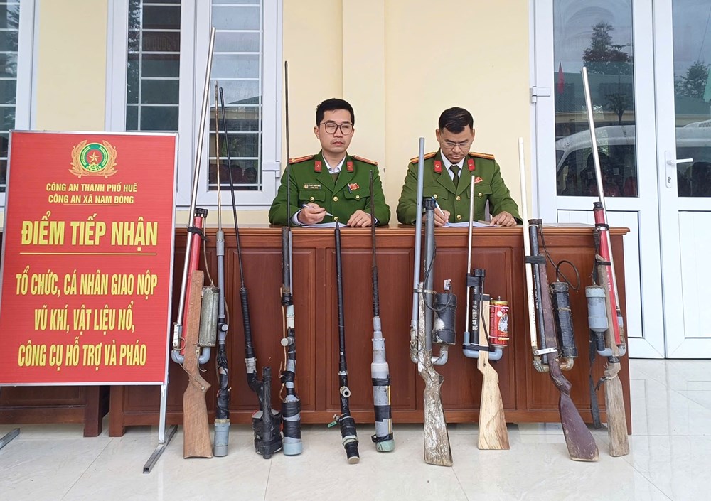 Huế: Người dân xã Nam Đông tự nguyện giao nộp vũ khí, súng tự chế - ảnh 2