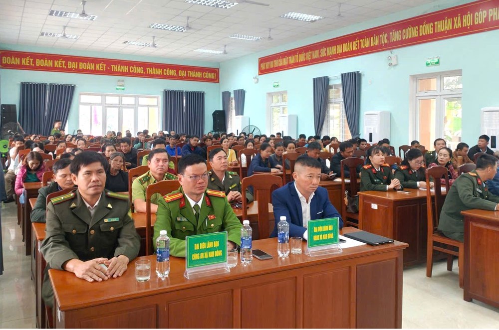 Huế: Người dân xã Nam Đông tự nguyện giao nộp vũ khí, súng tự chế - ảnh 1